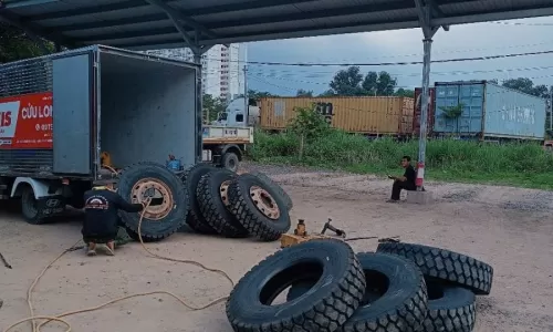 KHI NÀO NÊN GỌI DỊCH VỤ VÁ VỎ XE LƯU ĐỘNG? GIẢI PHÁP NHANH CHÓNG – AN TOÀN – TIẾT KIỆM